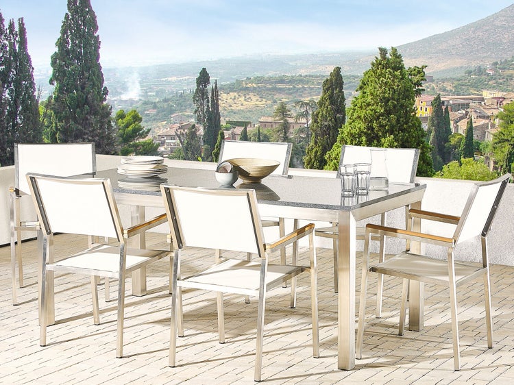 Gartentischgruppe mit Tisch und Stühlen auf einer Terrasse mit Landschaft