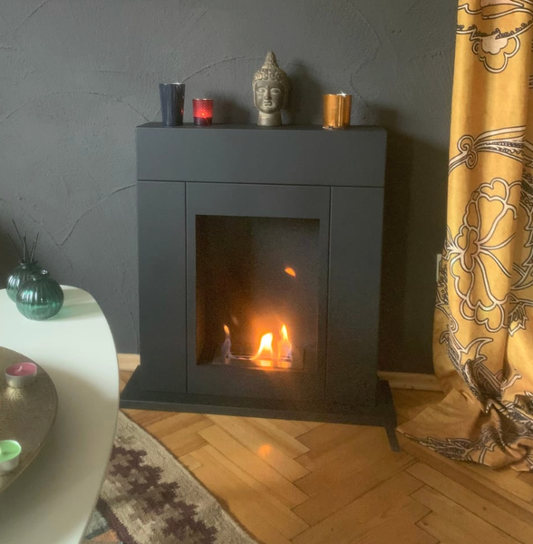 Dekorativer Ethanolkamin im Wohnzimmer mit Buddha Statue