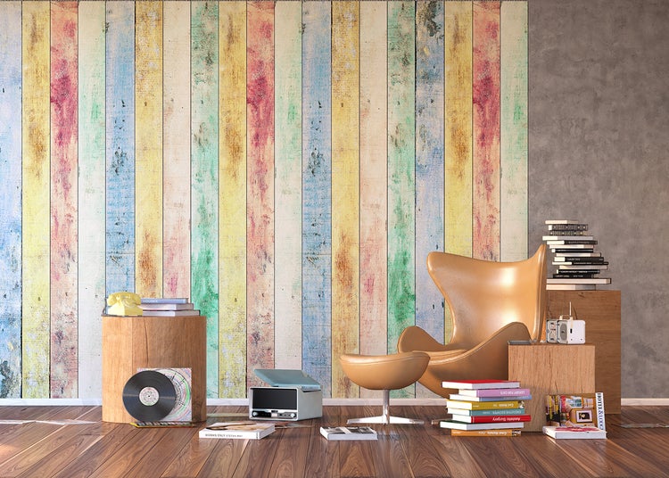 Dekoratives Wohnzimmer mit Sessel und gestreifter Holzwand