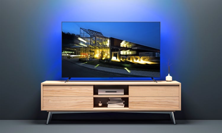 Flachbildfernseher auf einem Holzschrank mit zwei Schubladen