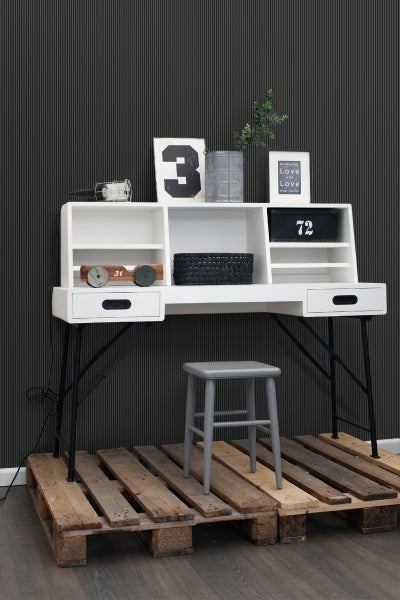 Schreibtisch mit Ablagefächern, Stuhl und Holzpalette