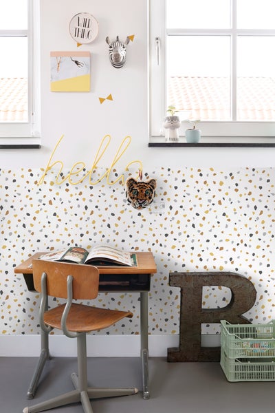 Kinderzimmer mit Schreibtisch, Stuhl, Dekoration und Muster-Tapete