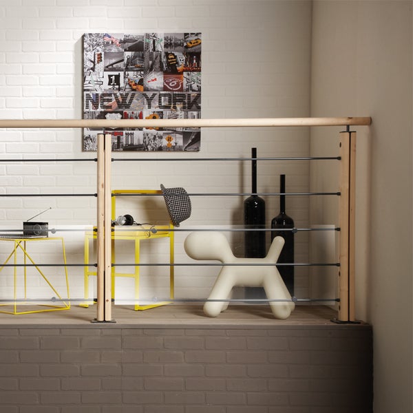 Szene mit Geländer, Tisch und Dekoration