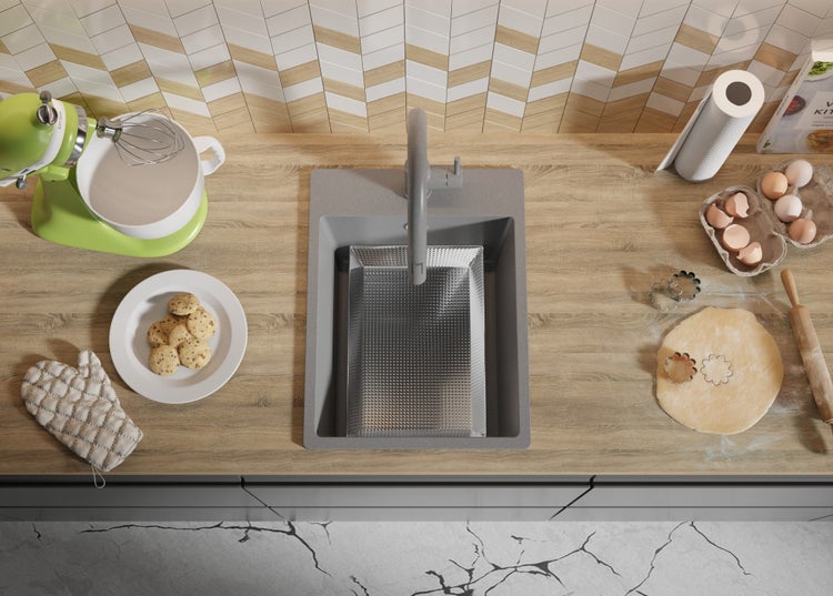 Küchenszene mit Spüle, Armatur, Küchenmaschine, Keksen, Eiern und Teig zur Illustration von Küchenprodukten bei Hornbach