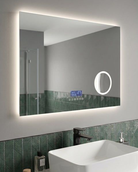 Rechteckiger Badezimmerspiegel mit LED Beleuchtung, integriertem Kosmetikspiegel, Digitalanzeige und Touch Funktion über einem Waschbecken.