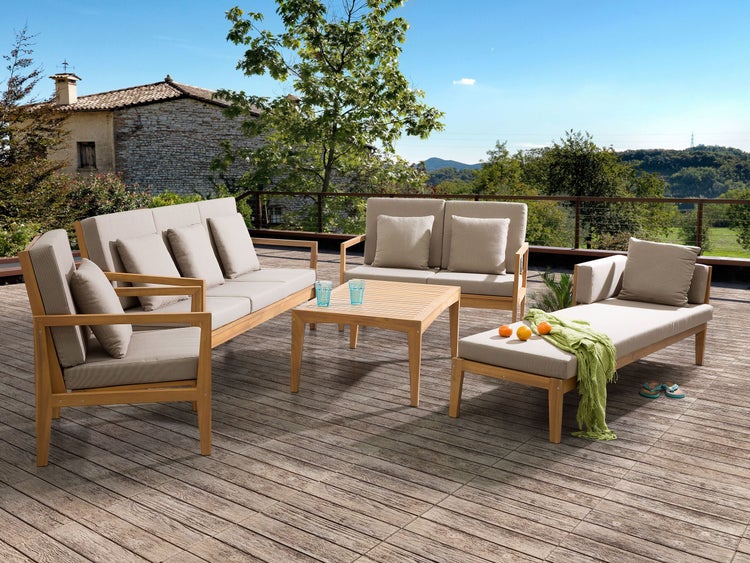 Gartenmöbel-Set mit Sofas, Sessel, Liege und Tisch auf einer Terrasse