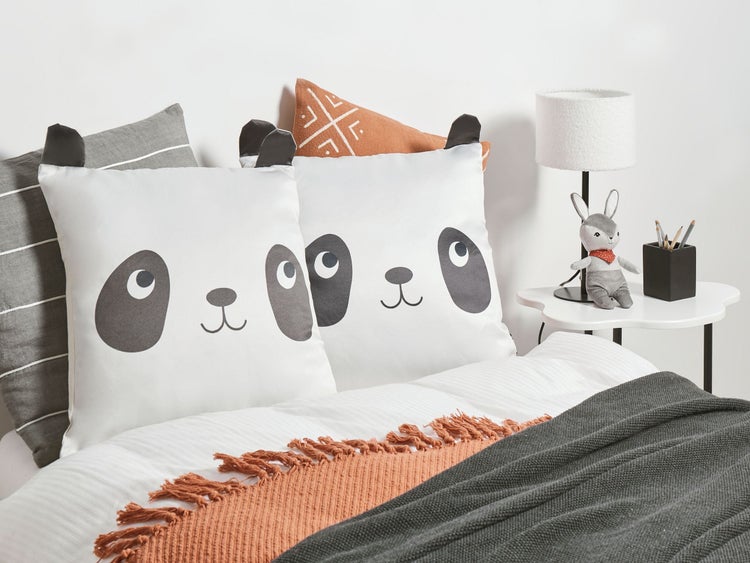 Kinderzimmer Szene mit Panda Kissen, Kuscheltier und Nachttischlampe
