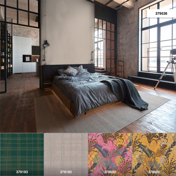 Wohnraum mit Rattansessel, Holztisch und dekorativen Accessoires für eine gemütliche Atmosphäre.