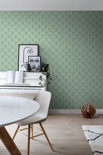 Wohnzimmer mit gemusterter Tapete, weißem Klavier und Esstisch