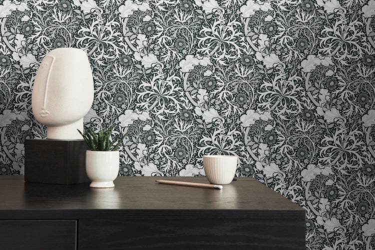 Dekorative Tapete mit floralem Muster in einem stilvollen Raum.