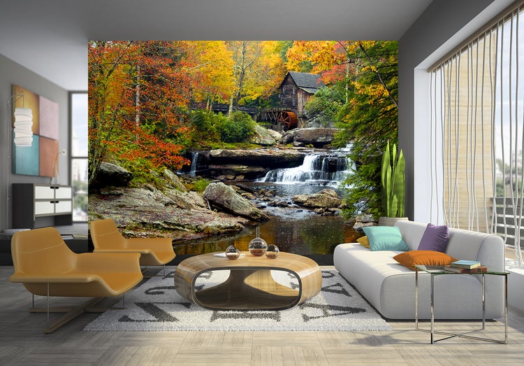 Wohnzimmer mit Fototapete, die eine Mühle an einem Wasserfall im Herbst darstellt.