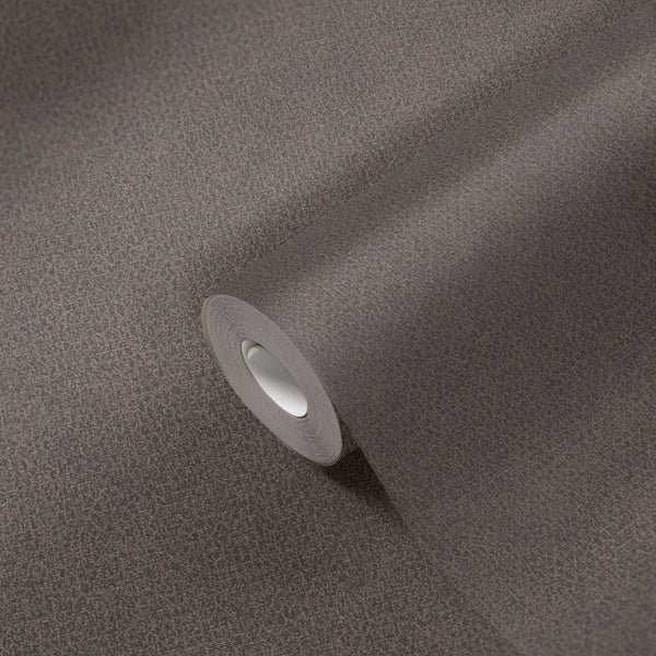 Szene mit zwei Liegestühlen mit Blattmuster und Holztisch auf einer Terrasse mit Meerblick