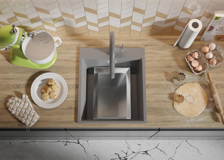 Küchenszene mit Spüle, Armatur, Mixer, Keksen, Eiern und Nudelholz