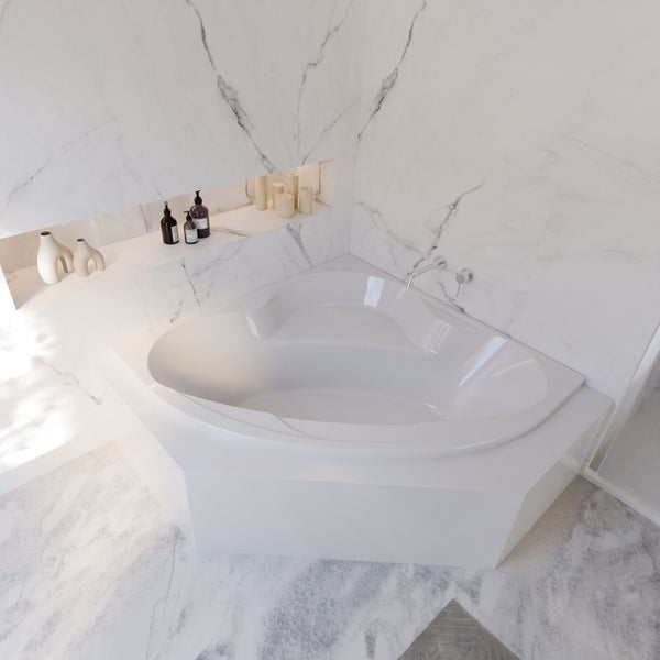 Eckbadewanne in einem hellen Badezimmer mit Marmoroptik