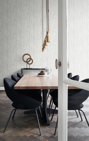 Heller Essbereich mit Holztisch, Stühlen und Pendelleuchte