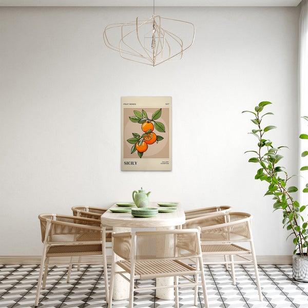 Wohnraum mit Esstisch, Stühlen, Zimmerpflanze und einem gerahmten Kunstdruck mit Orangenmotiv