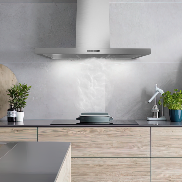 Wand-Dunstabzugshaube aus Edelstahl in einer modernen Küche über einem Kochfeld mit aufsteigendem Dampf und Holzschränken.