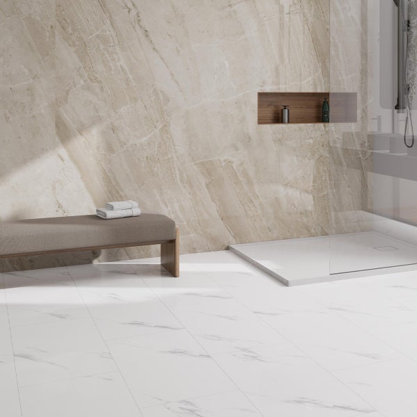 Modernes Badezimmer mit Marmorwand, Sitzbank und Dusche.