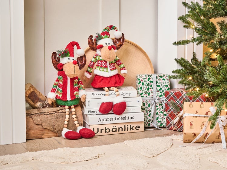 Dekorative Weihnachtsszene mit Rentierfiguren, Geschenken und Weihnachtsbaum