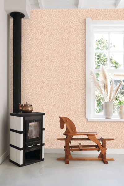 Wohnraum mit Tapete mit Blattmuster, Ofen und Holzpferd