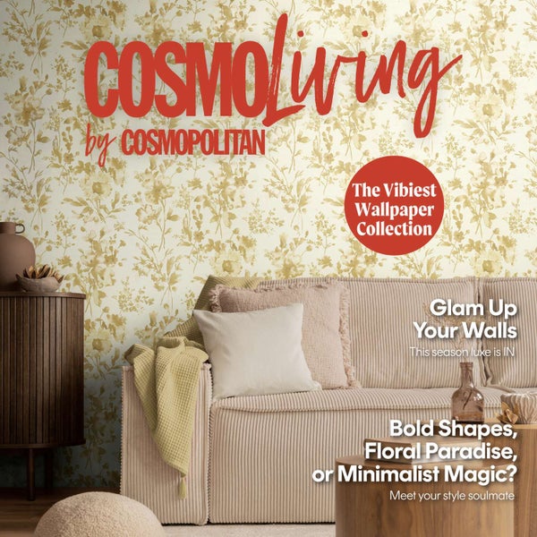 Wohnzimmer mit Vliestapete mit Blumenmuster aus der Kollektion CosmoLiving by Cosmopolitan, kombiniert mit Cordsofa und dekorativen Kissen.