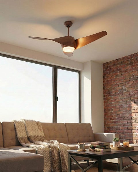 Deckenventilator mit drei Flügeln und integrierter Beleuchtung in einem Wohnzimmer