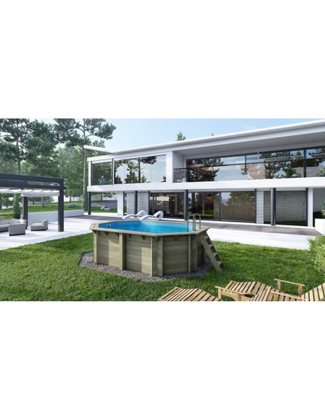 Szene mit Holzpool, Leiter und Liegestühlen im Garten eines modernen Hauses.