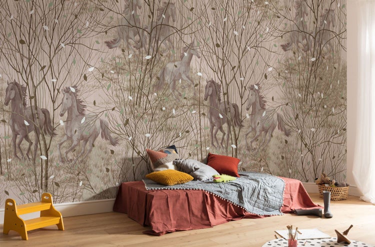 Kinderzimmer mit einer Tapete, die Pferde und Bäume zeigt und eine ruhige Atmosphäre schafft.