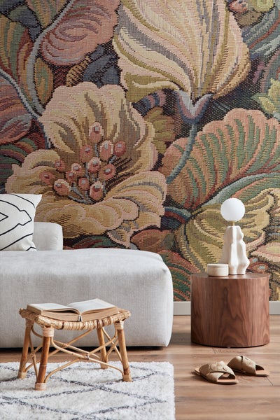 Wohnzimmer mit Sofa, Beistelltisch, Lampe, Teppich und Wandteppich mit Blumenmuster