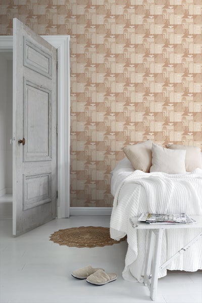 Wohnzimmer mit gemusterter Tapete, Sofa und Dekorationen