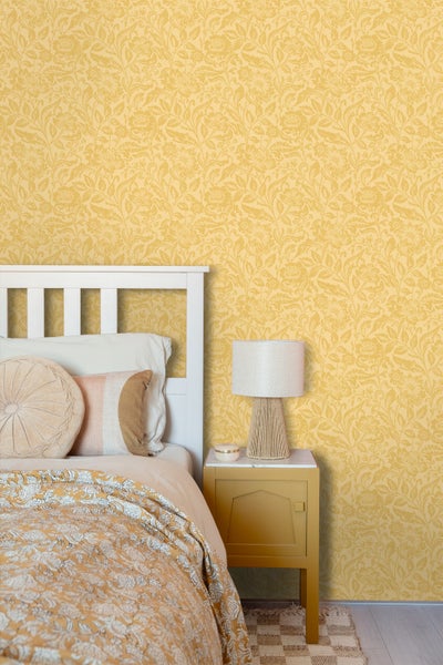 Schlafzimmer mit floral gemusterter Tapete, Bett und Nachttisch