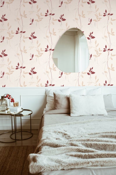 Wandregal mit Dekoration vor einer Tapete mit Pflanzenmuster