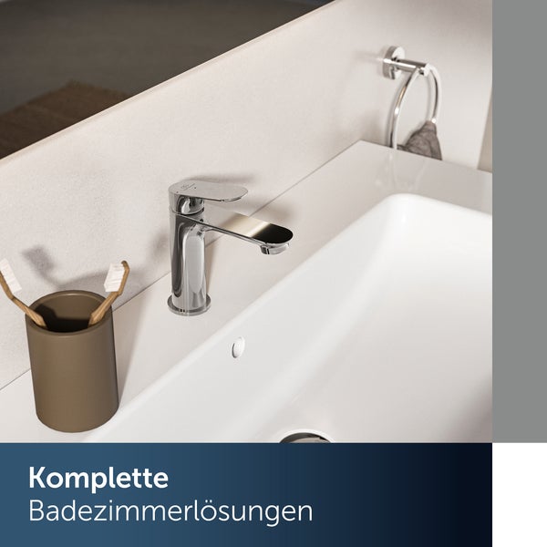 Modernes Badezimmer mit weißem Waschbecken, glänzender Armatur, Zahnputzbecher und Handtuchhalter an der Wand.