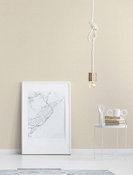 Helle Wohnraumgestaltung mit gemusterter Tapete, Bild, Lampe und Dekoration