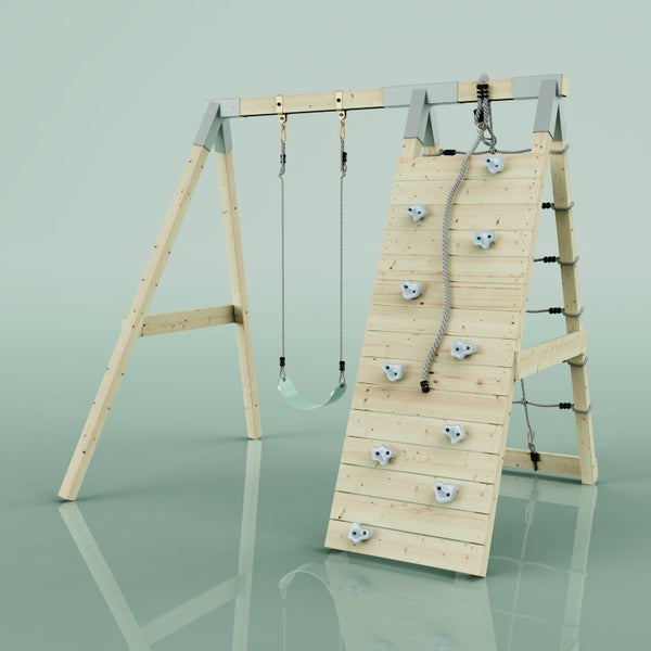 Klettergerüst aus hellem Holz für Kinder mit Schaukel, Kletterwand mit Klettersteinen, Kletterseil und Strickleiter.