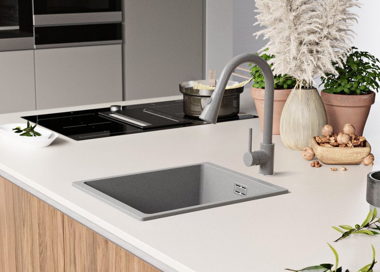 Küchenspüle mit Armatur auf einer Arbeitsplatte