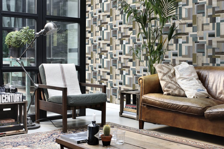 Wohnzimmer mit Holzwand, Ledersofa, Sessel und Stehlampe