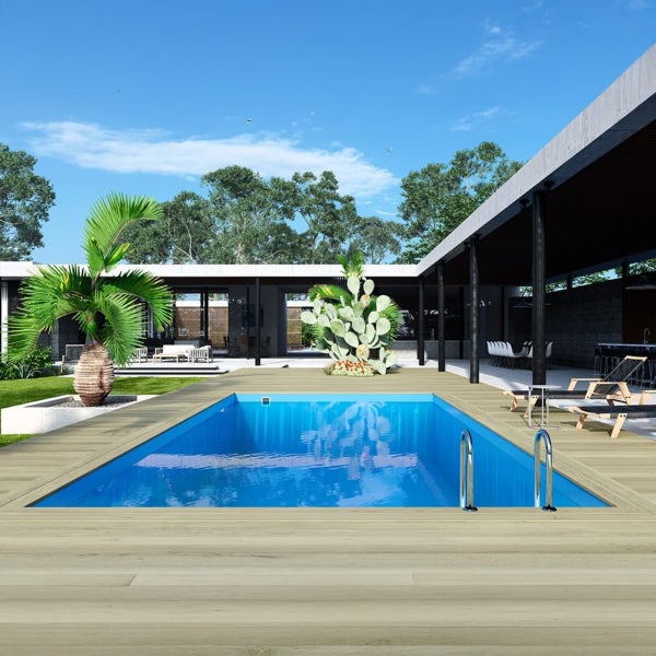 Außenansicht eines Schwimmbeckens mit Holzterrasse, umgeben von einer modernen Hausarchitektur und üppiger Vegetation