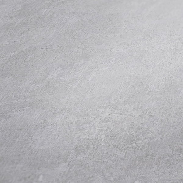 Heller Wohnraum mit grauer Tapete, Sofa und Tisch