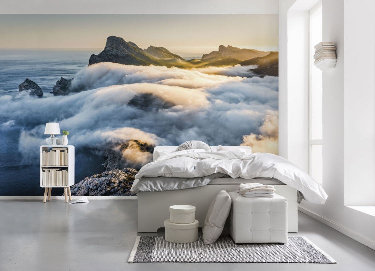 Helles Schlafzimmer mit Fototapete Berglandschaft über den Wolken.