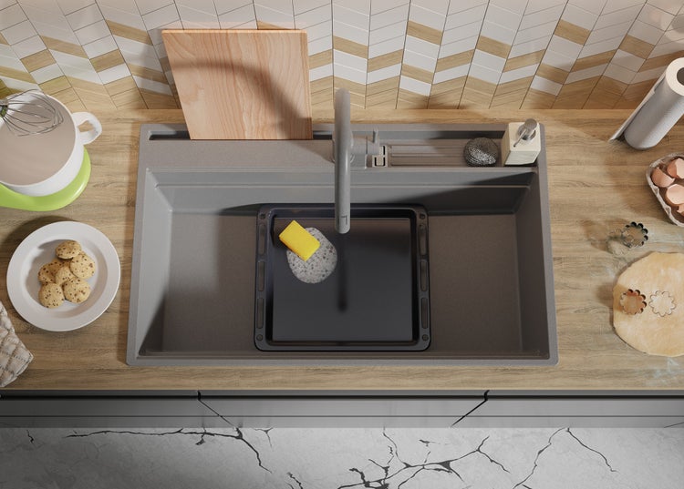 Spüle mit Abtropffläche, Spülmittel, Schwamm und Backblech auf einer Küchentheke.