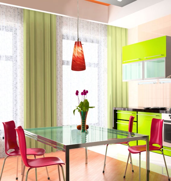 Helle Küche mit Esstisch, Stühlen und modernen Küchenmöbeln