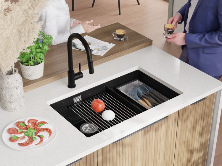 Küchenszene mit Spüle, Armatur, Geschirr und Lebensmitteln auf einer Küchentheke.