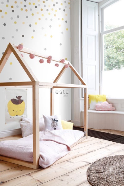 Kinderzimmer mit Holzhausbett, Kissen und Dekoration