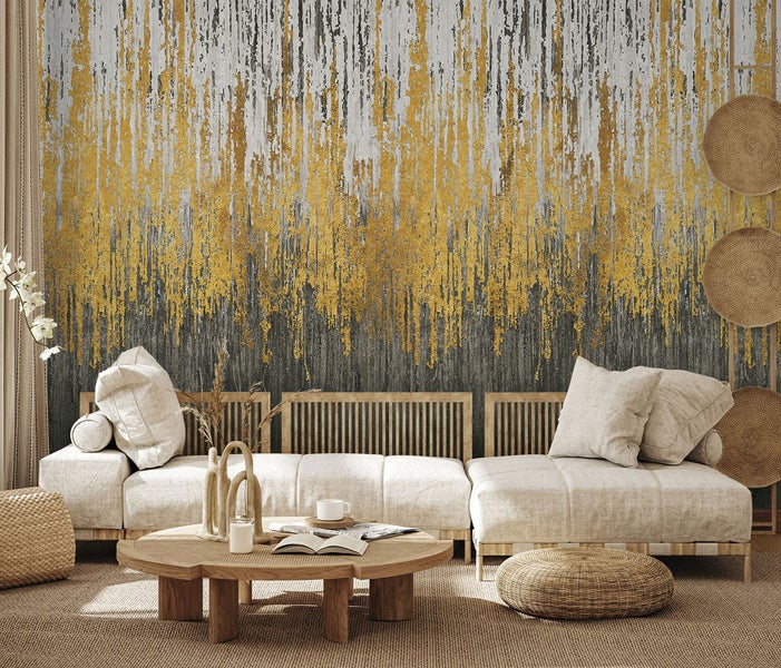 Wohnzimmer mit Couch und Wandtapete mit grafischem Muster