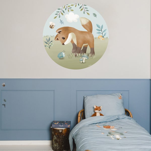 Rundes Wandtattoo mit Fuchs-Motiv in einem Kinderzimmer über einem Bett mit passender Bettwäsche und Fuchs-Stofftier.