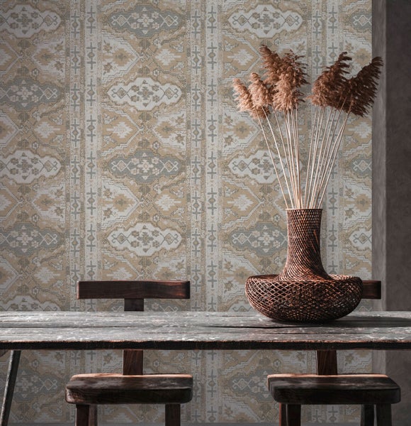 Szene mit gemusterter Tapete, Tisch, Stühlen und Dekoration