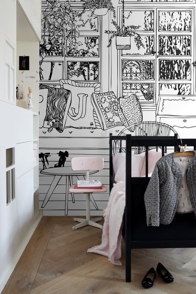 Kinderzimmer mit Bett, Stuhl und Tapete mit Fenster- und Pflanzenmotiven