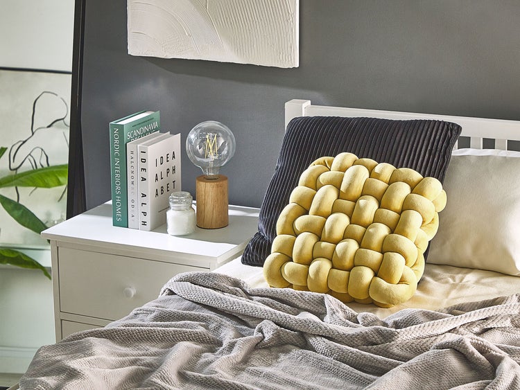 Geflochtene Hängeleuchte aus Bambus mit Leuchtmittel in der Ansicht von unten