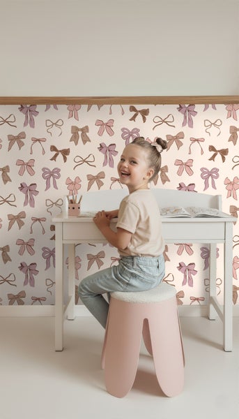 Kinderzimmer mit Schreibtisch, Hocker und Tapete mit Schleifenmuster